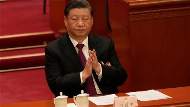 Zwei Tassen für Xi Jinping bei einer Sitzung des Nationalen Volkskongresses. Aber wieso?