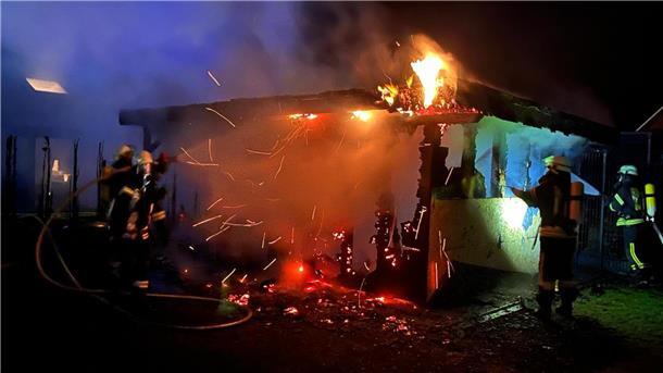 Zwei Trupps unter Atemschutz bekämpfen den Brand in Schiffdorf.