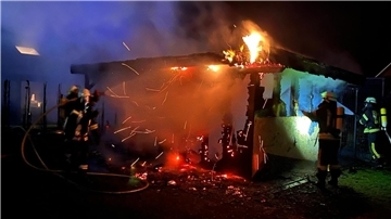 Zwei Trupps unter Atemschutz bekämpfen den Brand in Schiffdorf.