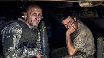 Zwei ukrainische Soldaten in einer Panzerhaubitze an der Frontlinie bei Donezk.