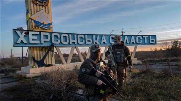 London: Russland zu schwach für Eroberungen in Ukraine Zwei ukrainische Soldaten stehen neben einem Schild mit der Aufschrift „Region Cherson“. Die Stadt Cherson wurde Mitte November von der Ukraine zurückerobert.