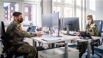 Zwei von acht Bundeswehrsoldaten der Marineoperationsschule: Sükrü Götjen (links) und Marie Panknin unterstützen das Gesundheitsamt bei der Kontaktverfolgung von Corona-Positiven.