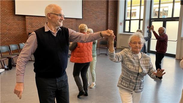 Ein älterer Mann und eine ältere Frau beim Tanzen.
