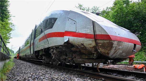 Zwei Waggons eines ICE sind im baden-württembergischen Schwäbisch Gmünd entgleist.
