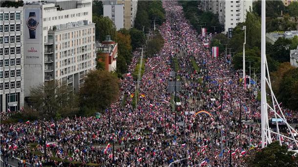 Zwei Wochen vor der polnischen Parlamentswahl am 15. Oktober will das liberalkonservative Oppositionsbündnis Bürgerkoalition (KO) um Donald Tusk seine Anhänger mobilisieren.