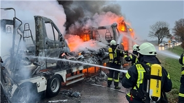 Zwei Wohnmobile sowie der transportierende Sattelschlepper brannten vollständig aus.