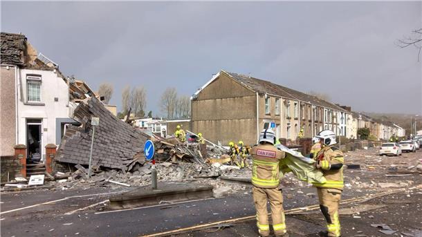 Schwere Explosion in Wales zerstört Häuser Zwei zerstörte Häuser nach der schweren Detonation in der walisischen Stadt Swansea.
