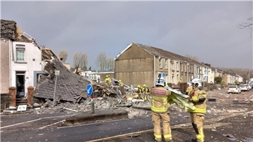 Zwei zerstörte Häuser nach der schweren Detonation in der walisischen Stadt Swansea.