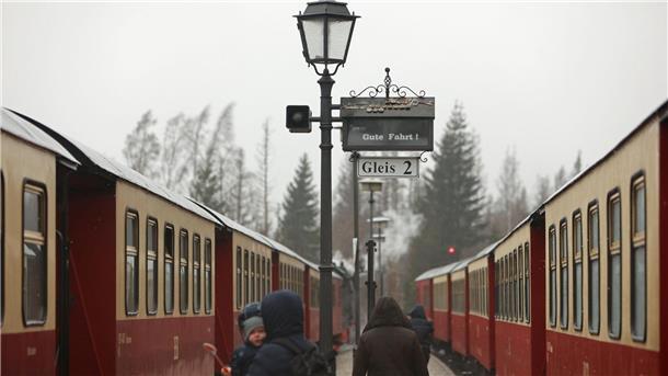 Züge fahren nach Steinschlag wieder zum Brocken Zwei Züge der Harzer Schmalspurbahnen GmbH stehen auf dem Bahnhof Schierke.