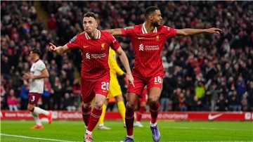 Zweifacher Torschütze für den FC Liverpool: Der Portugiese Diogo Jota (l).