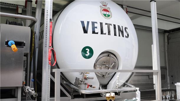 Fußball-EM-Effekt ist für Brauereien verpufft Zwei frisch gezapfte Biergläser stehen vor einem 3000-Liter-Tank der Brauerei Veltins. Der Tank ist in einen Lastwagen montiert und wird zur Belieferung der Gastronomie mit sogenanntem Tankbier genutzt.