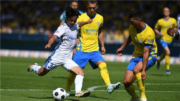 1:3 gegen Magdeburg: Braunschweiger Fehlstart perfekt Zweikampf im Eintracht-Stadion: Magdeburgs Tatsuya Ito (l) spielt gegen Braunschweigs Jannis Nikolaou.