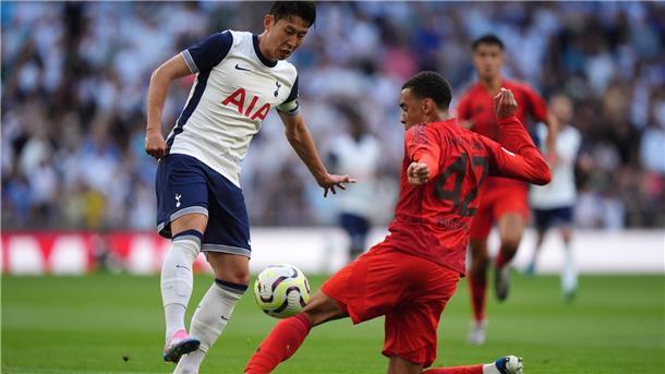 Bayern gewinnen bei Kanes Rückkehr wieder gegen Tottenham Zweikampf zwischen Bayerns Jamal Musiala (r) und Tottenham-Star Heung-Min Son.