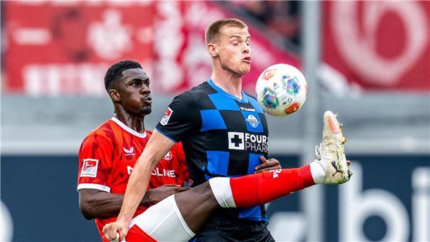 Paderborn mit 2:0-Sieg gegen zehn Lauterer Zweikampf zwischen Kaiserslauterns Maxwell Gyamfi (links) und Paderborns Steffen Tigges. Gyamfi sah in einer späteren Szene wegen eines Fouls an Tigges die Rote Karte.