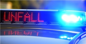 Auf einem Polizeifahrzeug warnt eine Leuchtschrift vor einer Unfallstelle. Im Landkreis Cuxland gab es am Wochenende mehrere Unfälle. 