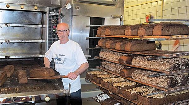 Zweimal in der Woche holt Nikolaus Müller eine große Menge mit eigenem Sauerteig hergestellte Roggenschrotbrote aus dem Ofen.