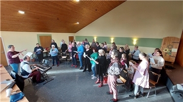 Zweimal vier Stunden probten die Sängerinnen und Sänger im Chorprojekt von Kathrin und Simon Bellett (links) für das Konzert am 15. Februar in der St. Dionysius-Kirche Debstedt.