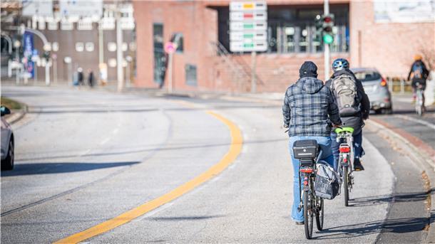 Zweite Testfahrt auf dem provisorischen Radstreifen entlang der Kennedybrücke mit Reporterin Maike Wessolowski und Hans-Joachim Schmeck-Lindenau, Vorsitzender des ADFC Bremerhaven.