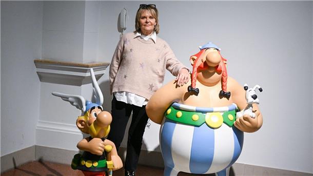 Idefix-Doppelgänger gesucht! Zwischen Asterix, Obelix und Idefix steht Sylvie Uderzo, die Tochter des berühmten Comic-Zeichners.