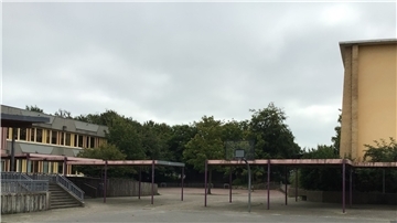 Zwischen den beiden Gebäuden, wo jetzt die Unterstände zu sehen sind, soll der Erweiterungsbau der Paula-Modersohn-Schule entstehen.