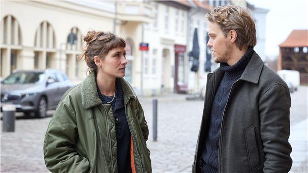Zwischen den beiden knistert es: Jule Zabek (Sophie Pfennigstorf) und ihr neuer Kollege Tomasz Nowak (Jakub Gierszal).
