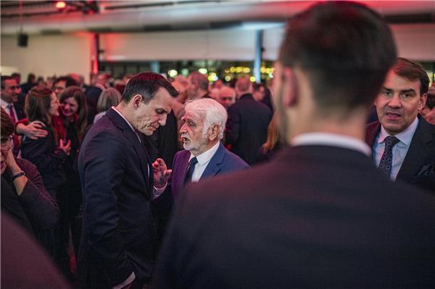 Zwischen den Gästen entstehen anregende Gespräche – ein Abend voller neuer Impul...