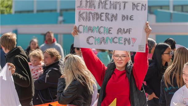 Zwischen Hoffnung und Protest – mit einem Schild für die Rechte der Kleinsten.