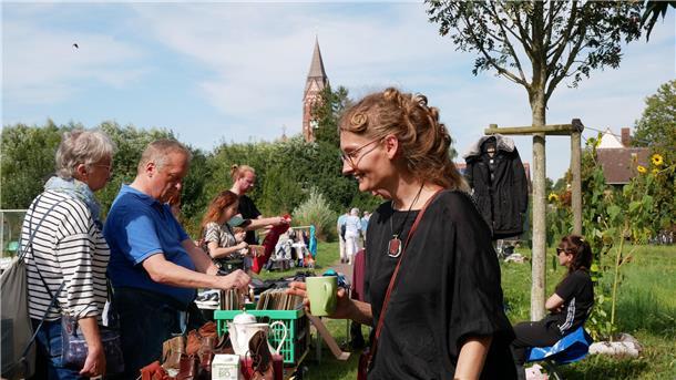 Die besten Bilder vom „Flowmarkt“ auf dem Zollinlandplatz Menschen durchstöbern die Auslage auf einem Flohmarkt bei Sonnenschein