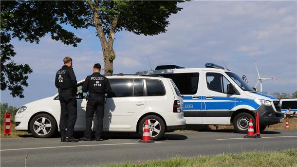 Zwischen Lüdingworth und Franzenburg wurde eine Kontrollstelle eingerichtet. Dort haben die Beamten umfangreiche Personenüberprüfungen und Fahrzeugdurchsuchungen durchgeführt.