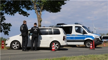 Zwischen Lüdingworth und Franzenburg wurde eine Kontrollstelle eingerichtet. Dort haben die Beamten umfangreiche Personenüberprüfungen und Fahrzeugdurchsuchungen durchgeführt.