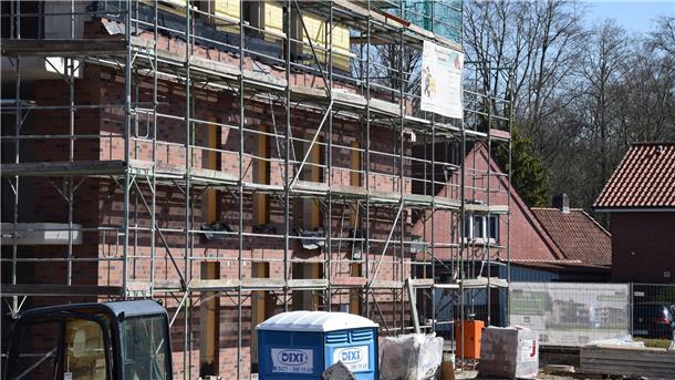 Zwischen Molkereistraße und Mückenburg werden unter dem Projektnamen „Wohnen am Klostergang“ drei große Mehrfamilienhäuser gebaut. Das erste Gebäude dürfte im zweiten Quartal bezugsfertig sein, die zwei weiteren folgen möglicherweise noch in diesem Jahr.
