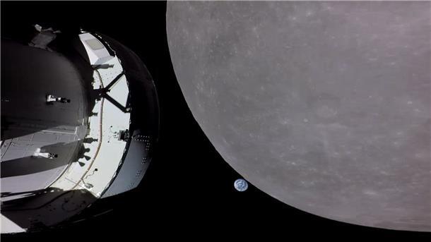 Nasa-Mondmission: „Artemis 1“ auf Erde zurück Zwischen „Orion“ und dem Mond ist klein die Erde zu sehen.