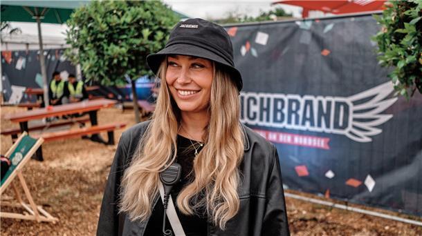 Zwischen Sicherheitsschuhen und Headliner-Verhandlungen – der Festivalalltag für Theresa Groß ist vielseitig. 