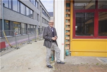 Zwischen Veränderung und Kontinuität: Lars Leminski, der bislang kommissarisch im Amt war, ist nun auch offiziell Schulleiter der Berufsbildenden Schulen Bremervörde. Diese steht wenige Monate vor dem Umzug vom Altbau (rechts) in den millionenschweren Neubau (links). 