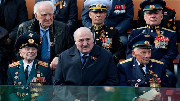 Putin gibt sich als Opfer des eigenen Kriegs Zwischen Veteranen - der belarussische Machthaber Alexander Lukaschenko (M).