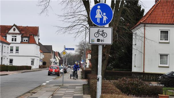 Radweg an der Nordenhamer Friedrich-Ebert-Straße wird saniert Straße mit Radweg