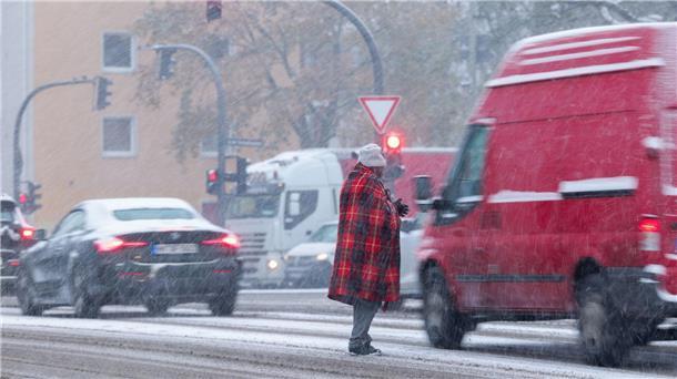 Armut und Ungleichheit: Europarat mahnt Deutschland Zwischen wartenden Autos an der Ampfel: Bitten um Almosen bei Schneetreiben in Hamburg.