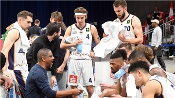 Zwischendurch musste Trainer Steven Key seinen Spieler ordentlich die Leviten lesen. Die Eisbären Bremerhaven setzten sich erst nach einer Leistungssteigerung im zweiten Durchgang bei den Paderborn Baskets durch.