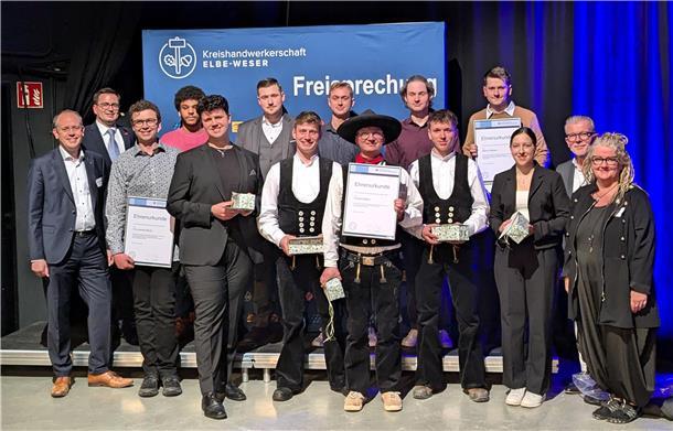 Zwölf Handwerkerinnen und Handwerker schafften die Gesellenprüfung mit Bestnote.