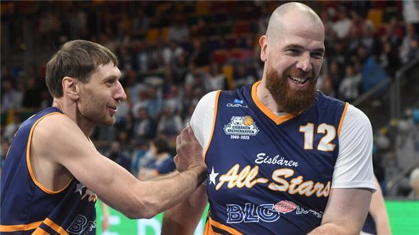 Zygimantas Jonusas (links) und Axel Pleuger hatten ihren Spaß beim All-Star-Game zum 20. Geburtstag der Eisbären Bremerhaven.