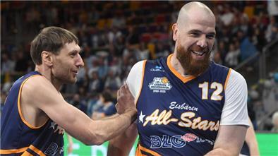 Zygimantas Jonusas (links) und Axel Pleuger hatten ihren Spaß beim All-Star-Game zum 20. Geburtstag der Eisbären Bremerhaven.